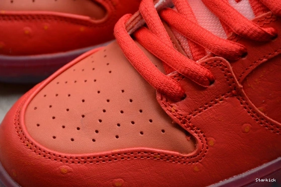 low"strawberry SB Nike Dunk cough" CW7093-601 0730